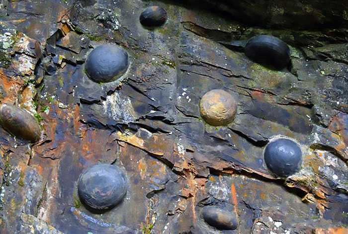 pietrele-rotunde-care-ies-din-munti-muntele-din-gulu_zhai