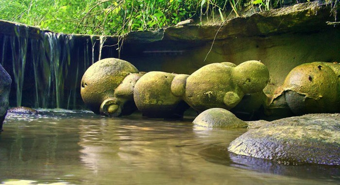 pietrele-rotunde-care-ies-din-munti-trovanti